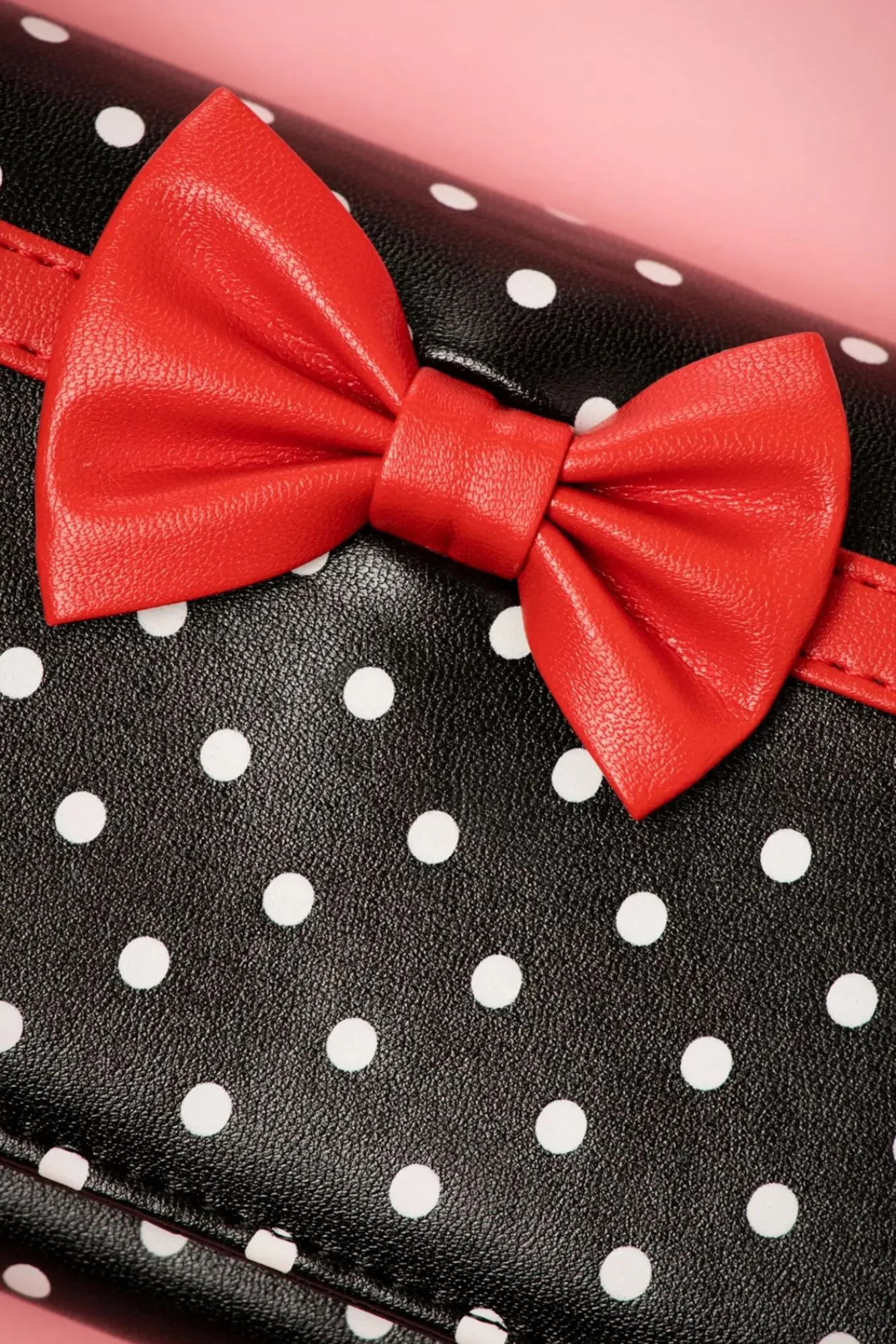 carla_bow_polka_portemonnee_in_zwart_en_rood_1.webp Fashion Banned Retro Carla Bow Polka Portemonnee In Zwart En Rood
