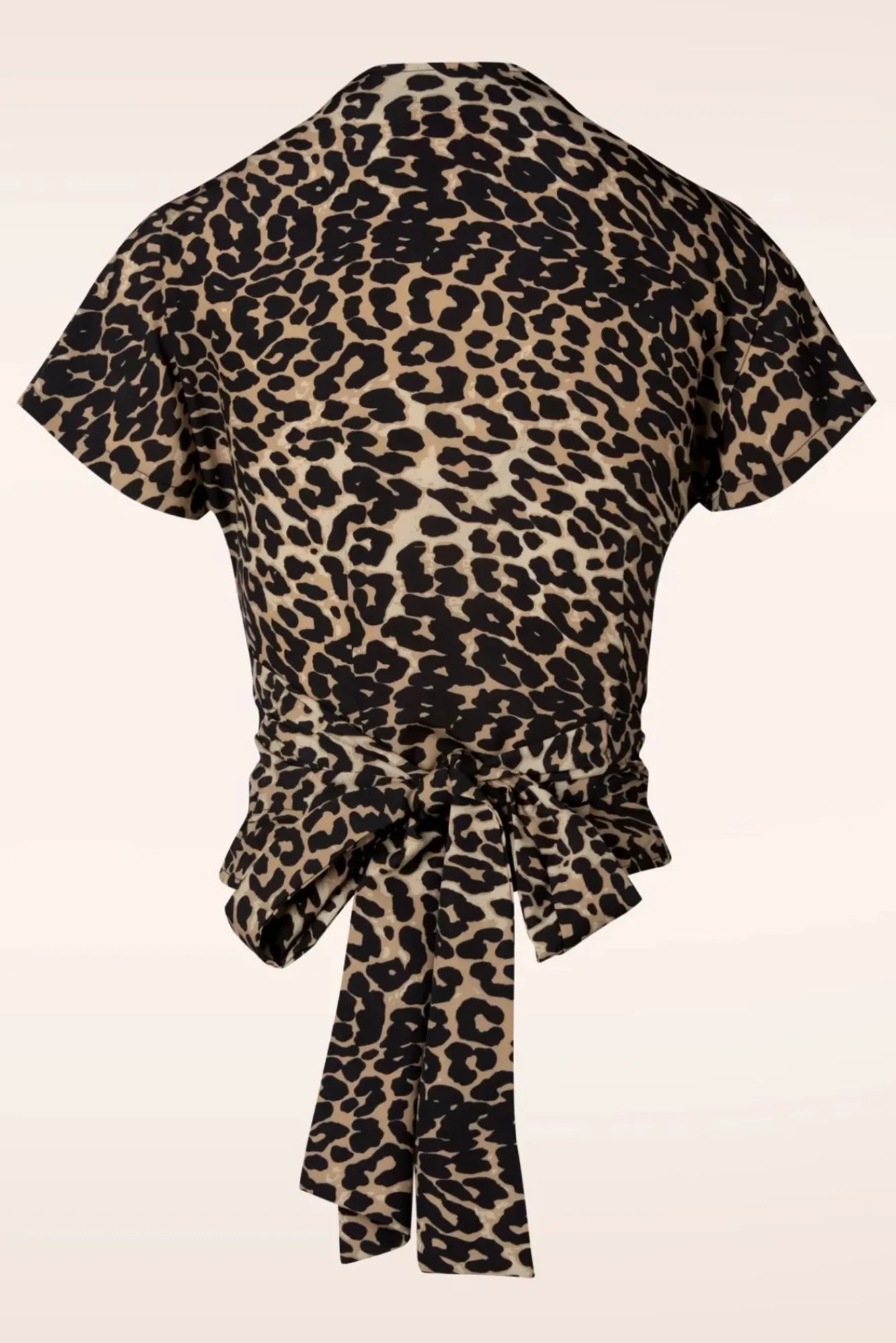darla_wikkelblouse_met_korte_mouwen_in_luipaard_1.webp Shop Rock N Romance Darla Wikkelblouse Met Korte Mouwen In Luipaard