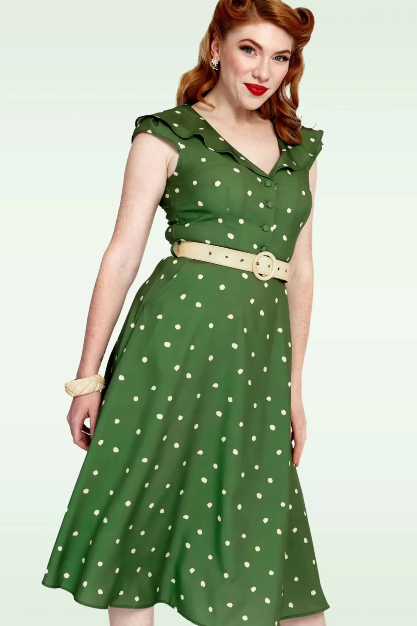 gestippelde_midijurk_met_brede_kraag_in_groen_1.webp Fashion Vixen Gestippelde Midi-Jurk Met Brede Kraag In Groen