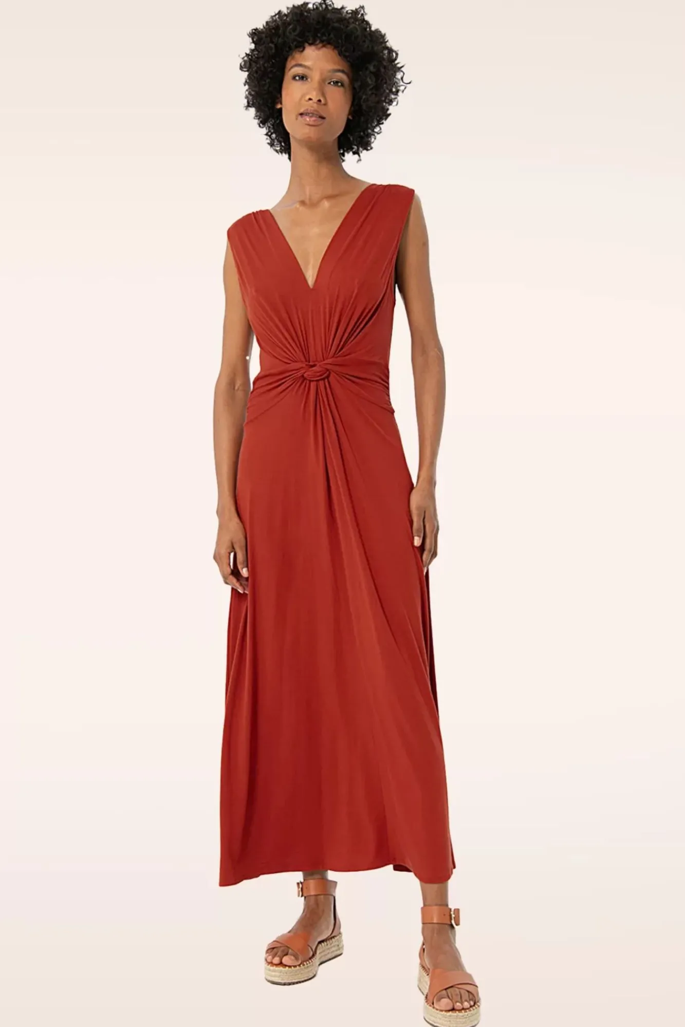 jasmine_maxi_jurk_in_steenrood_2.webp New Surkana Jasmine Maxi Jurk In Steenrood