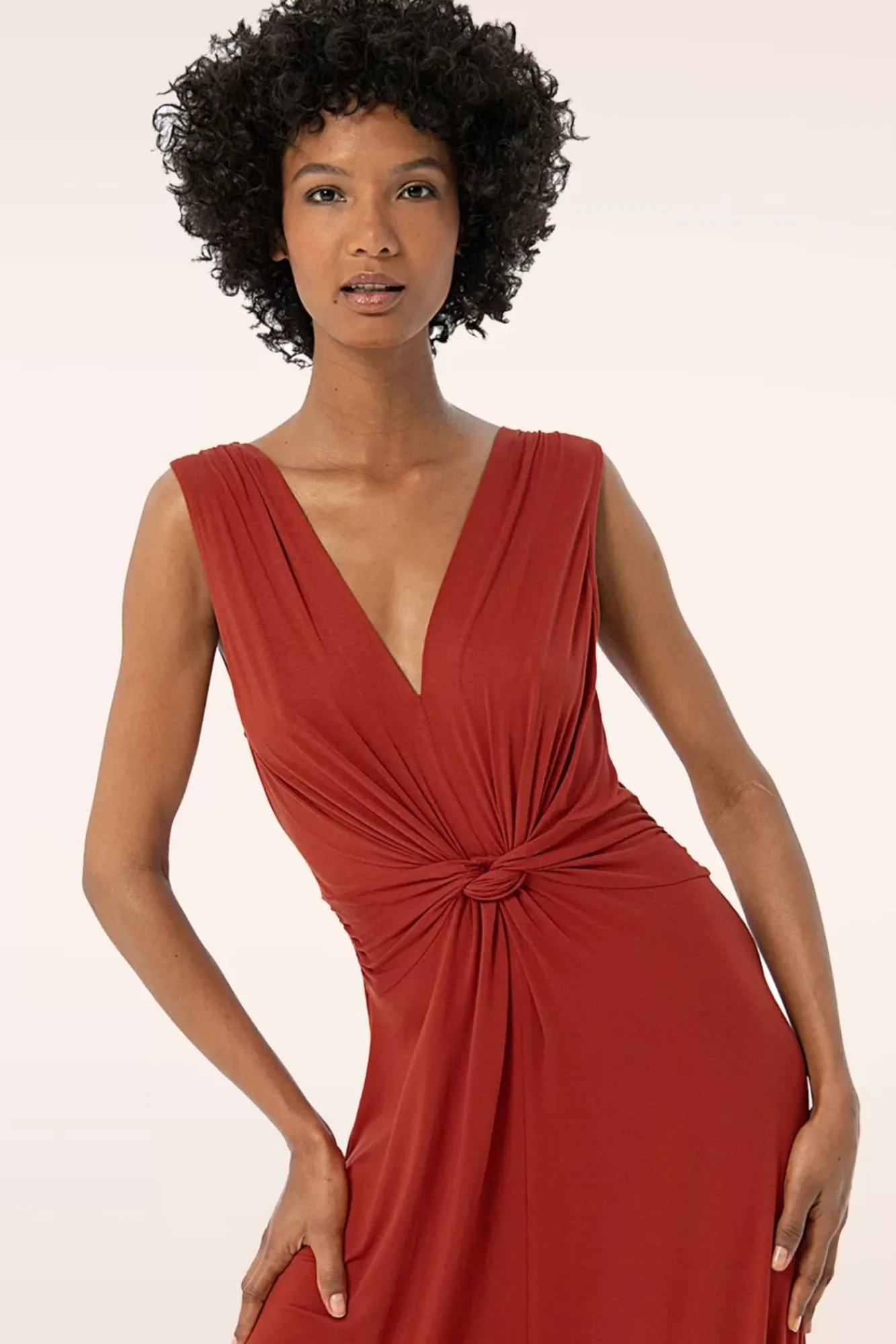 jasmine_maxi_jurk_in_steenrood_3.webp New Surkana Jasmine Maxi Jurk In Steenrood