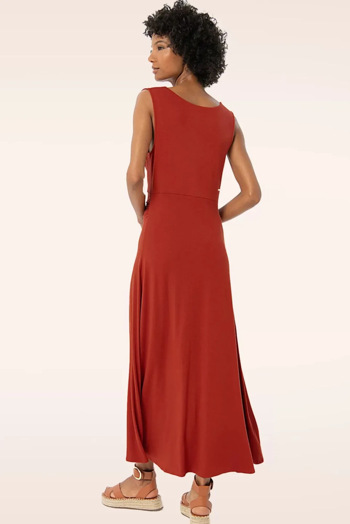 jasmine_maxi_jurk_in_steenrood_5.webp New Surkana Jasmine Maxi Jurk In Steenrood