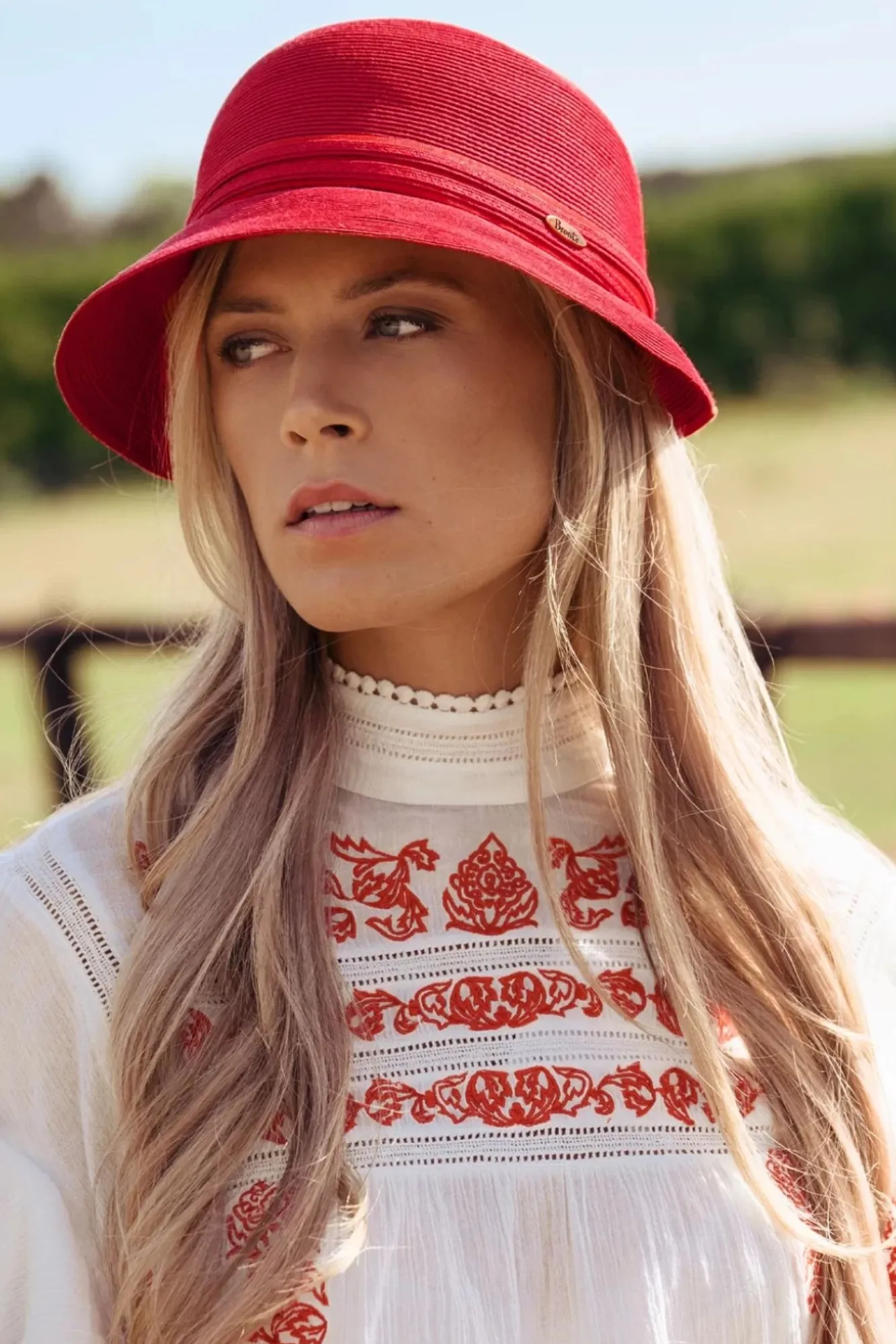 julia_straw_cloche_hoed_in_rood_0.webp Sale Brontu00e9 Julia Straw Cloche Hoed In Rood