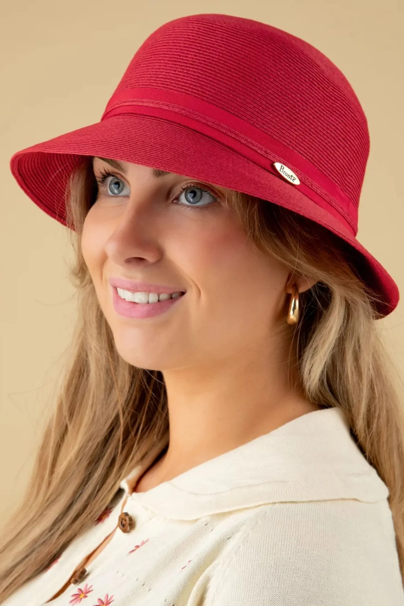 julia_straw_cloche_hoed_in_rood_1.webp Sale Brontu00e9 Julia Straw Cloche Hoed In Rood